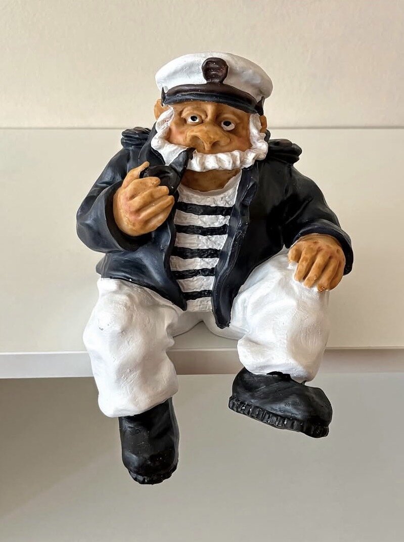 Screenshot Sailor seated - Image 1
